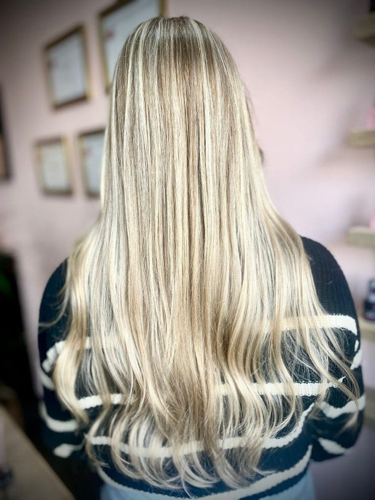 Een kapsel met lang blond haar