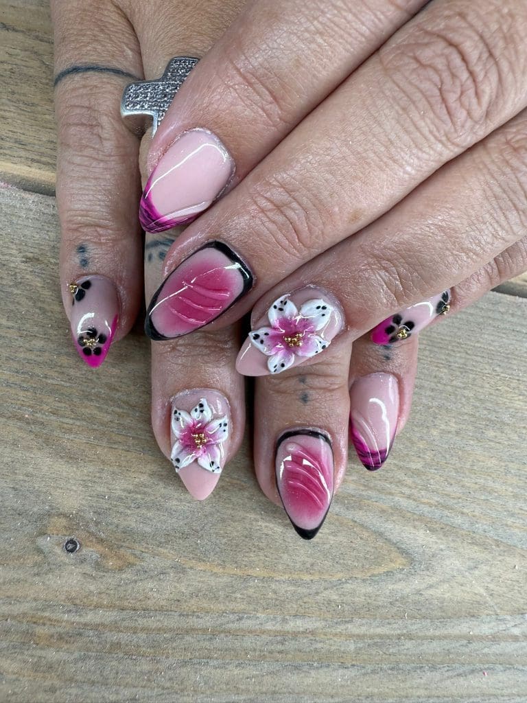 Roze nagels met bloemetjes