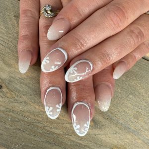 Nagels met een wit randje en bloemetjes.