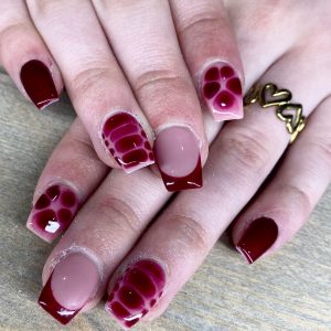 Roze nagels met donkerrode accenten