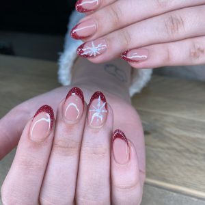 Roze nagels met een sneeuwvlok