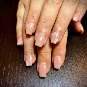 Roze nagels met bloemetjes